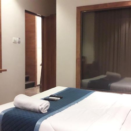 Shine Hospitality Palace มุมไบ ภายนอก รูปภาพ