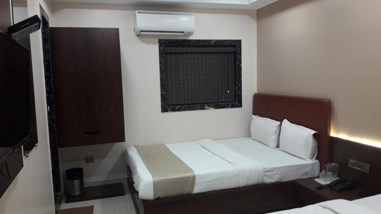 Shine Hospitality Palace มุมไบ ภายนอก รูปภาพ