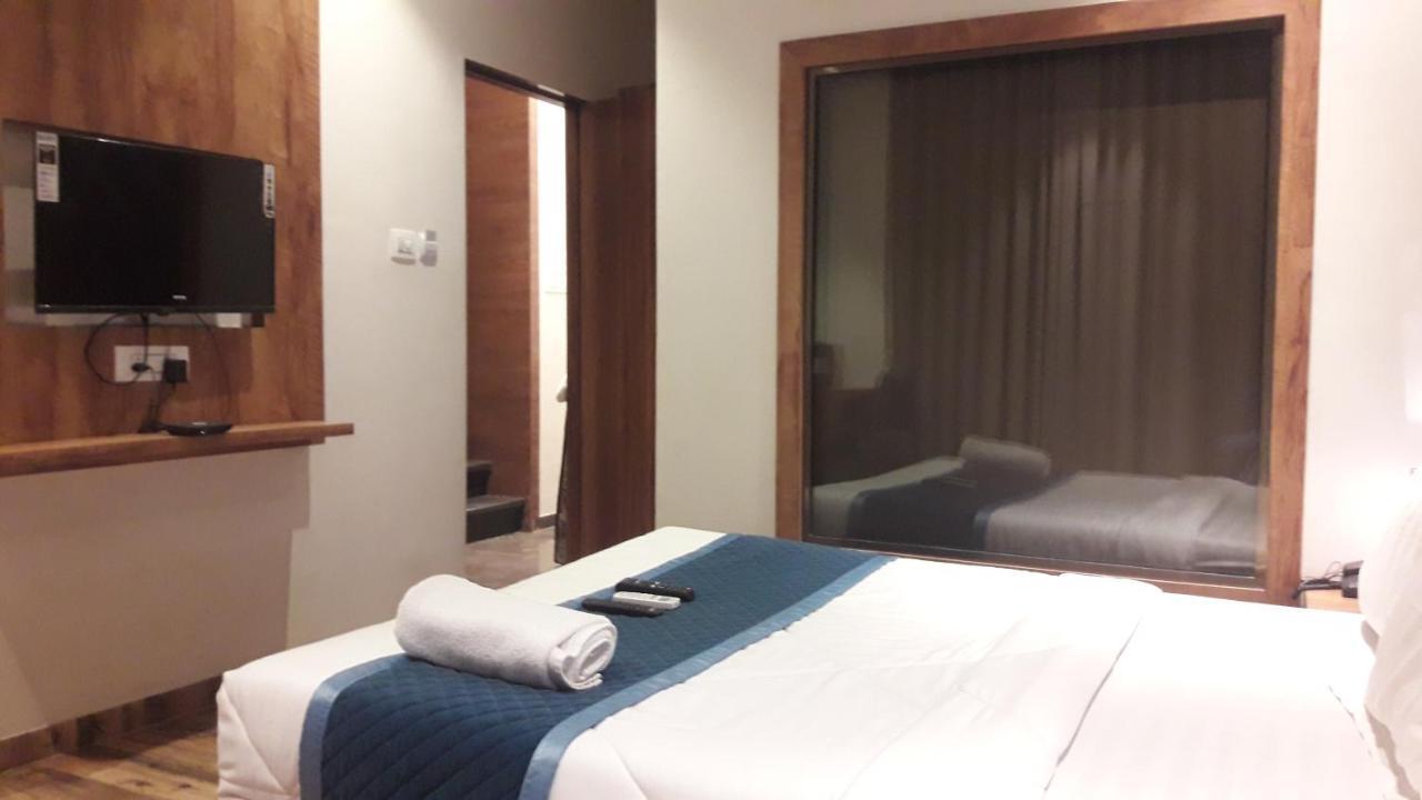 Shine Hospitality Palace มุมไบ ภายนอก รูปภาพ