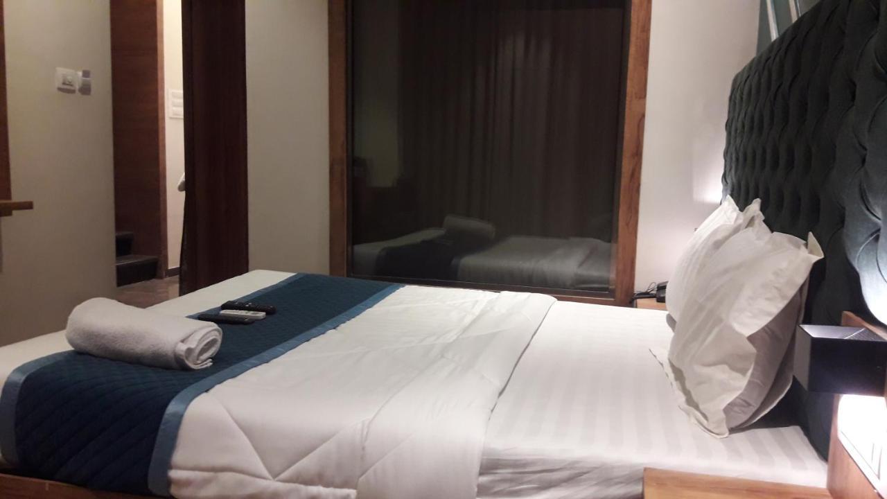 Shine Hospitality Palace มุมไบ ภายนอก รูปภาพ